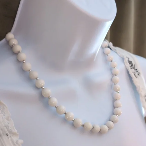 Timeless White Beaded Necklace with Vintage Elegance - Picture 1 of 7